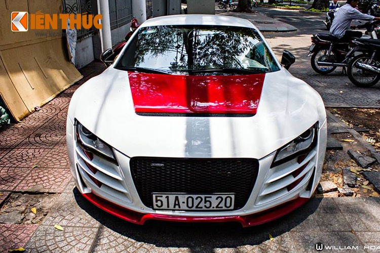 Sự khác biệt so với hồi 3 năm trước của  siêu xe Audi R8 độ “khủng” nhất Việt Nam này nằm ở cách trang trí lại nước sơn ngoại thất, phối màu giữa trắng, đen và đỏ mang phong cách thể thao hơn nhiều so với trước đây.